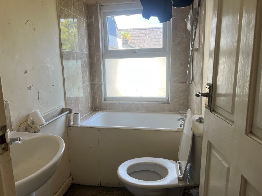 Lot: 150 - TWO FLATS FOR UPDATING WITH PARKING AND GARDEN - First floor flat bathroom